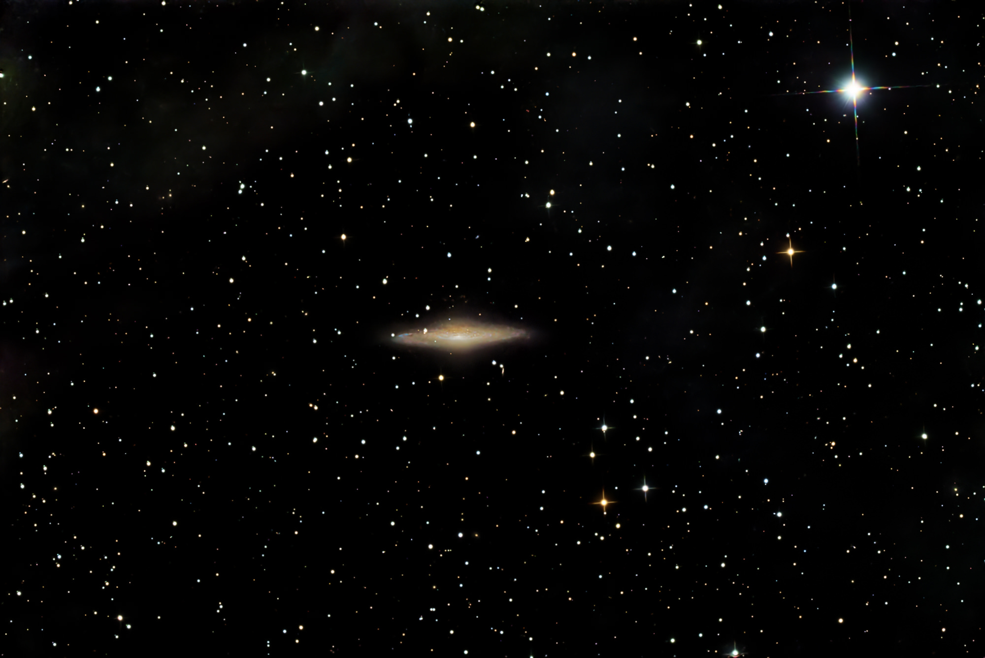 Die UFO-Galaxie NGC 2683 ist eine Spiralgalaxie mit aktivem Galaxienkern im Sternbild Luchs am Nordsternhimmel